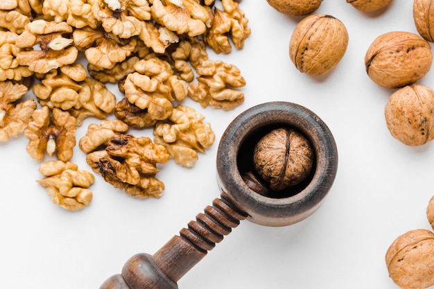 Foto gratuita nueces de primer plano en la mesa