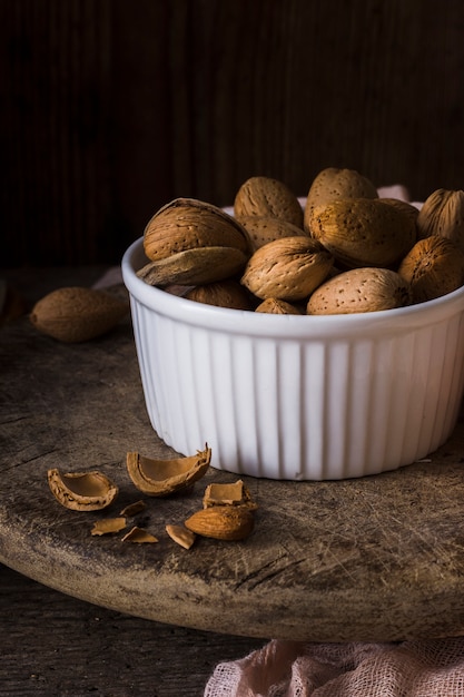 Nueces de primer plano en un tazón