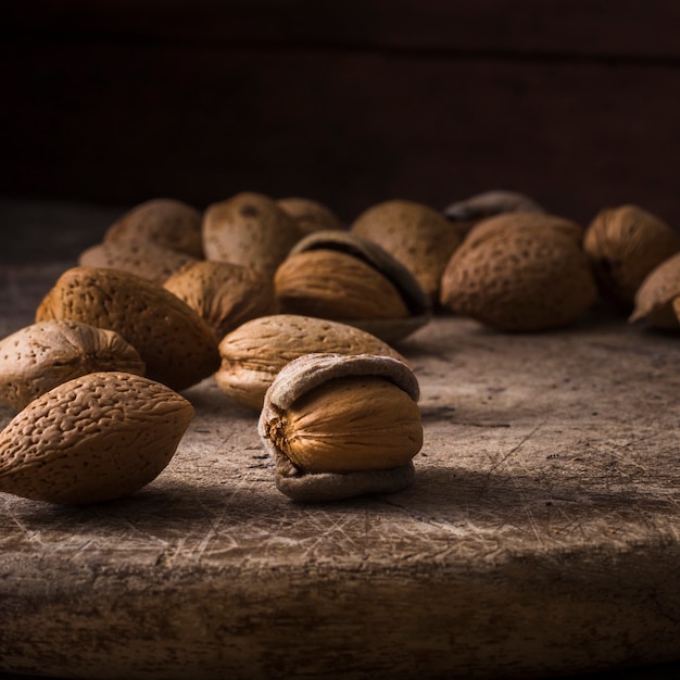 Nueces saludables en la mesa con primer plano