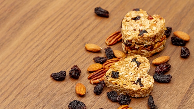 Foto gratuita nueces y semillas con panadería en forma de corazón