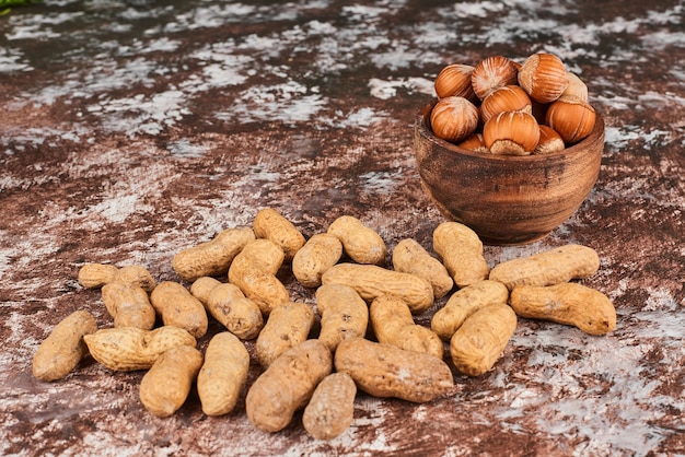 Foto gratuita nueces en una taza de madera.