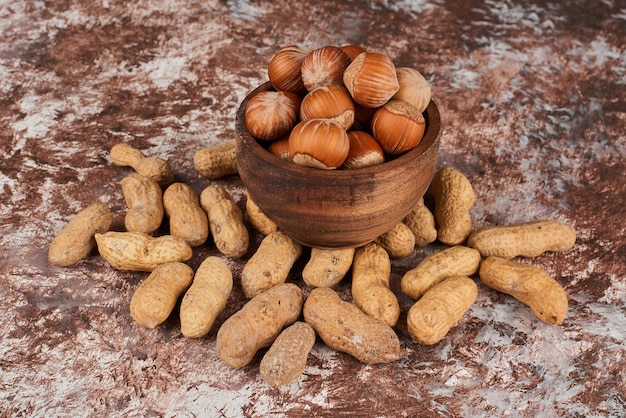 Nueces en una taza de madera.