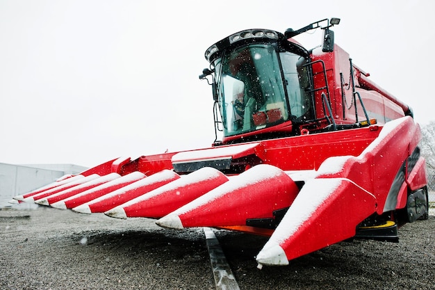 Nueva cosechadora roja en tiempo nevado