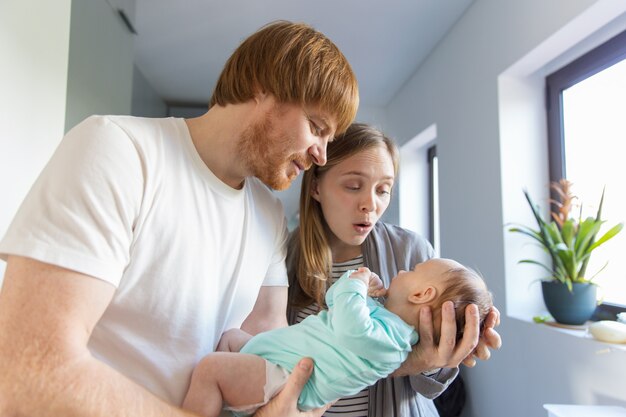 Nueva madre y padre se comunican con el bebé