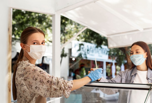 Foto gratuita nueva normalidad en la cafetería con mascarilla