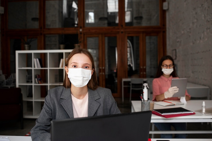 Foto gratuito nueva normalidad en la oficina con mascarilla