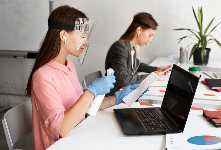 Foto gratuito nueva normalidad en la oficina para trabajadores corporativos