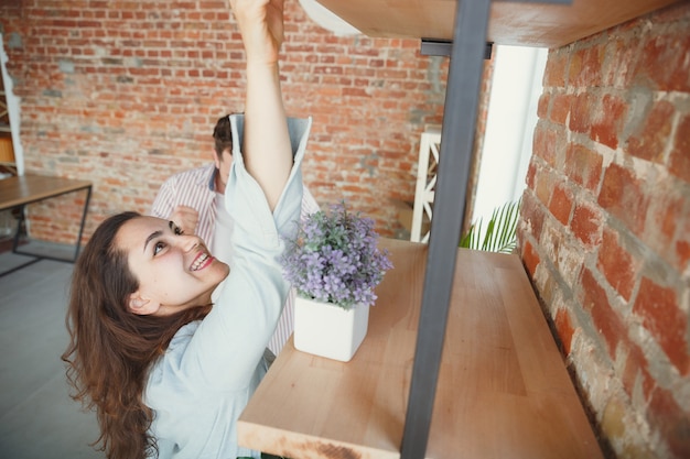 Nueva vida. Pareja joven se mudó a una nueva casa o apartamento. Luce feliz y confiado