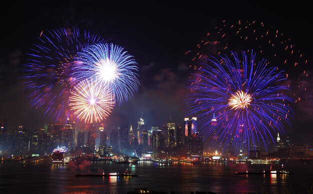 Nueva York, Manhattan, 4 de julio, espectáculo de fuegos artificiales del día de la independencia con el horizonte sobre el río Hudson visto desde Nueva Jersey