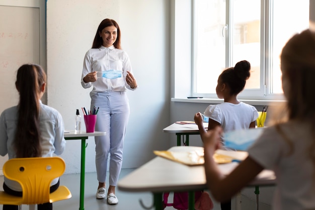 Foto gratuita nuevas medidas de protección durante la pandemia en la escuela