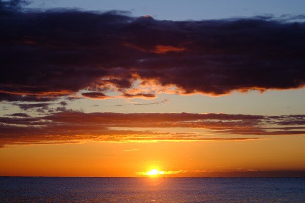 Nuevo día en la playa, momento del amanecer