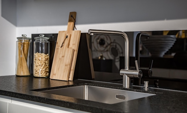 Foto gratuita nuevo grifo de acero moderno y fregadero de la cocina de cerca