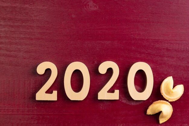 Nuevo número de año chino y galletas de fortuna sobre fondo rojo.