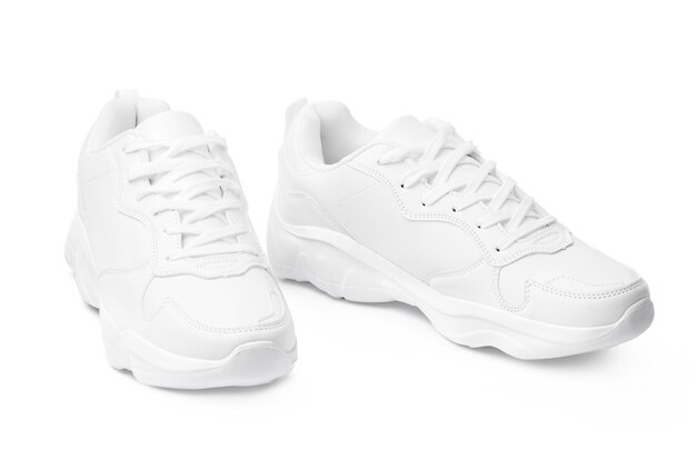 Nuevo par de zapatillas blancas aislado en blanco