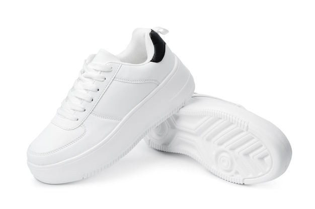 Nuevo par de zapatillas blancas aislado en blanco