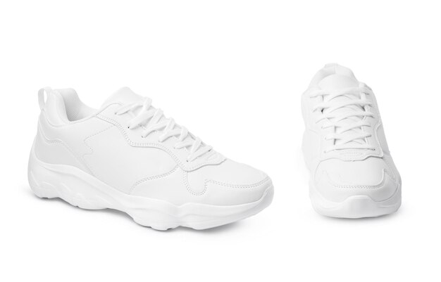 Nuevo par de zapatillas blancas aislado en blanco