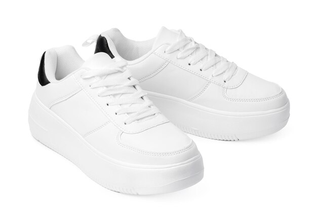 Nuevo par de zapatillas blancas aislado en blanco