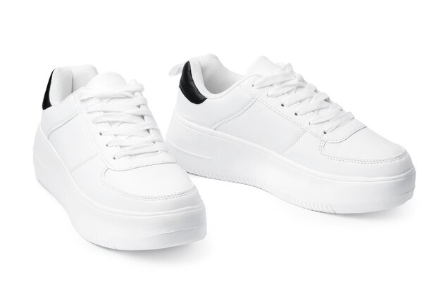 Nuevo par de zapatillas blancas aislado en blanco