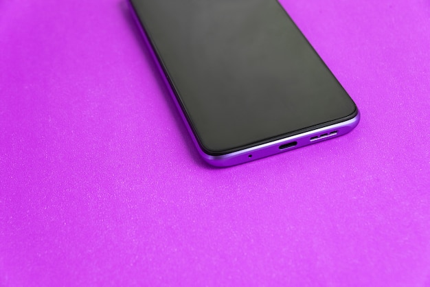 Nuevo teléfono celular sobre fondo de colores