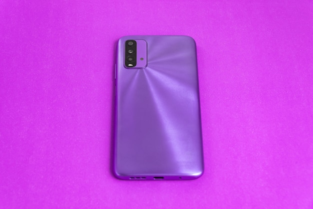 Nuevo teléfono celular sobre fondo de colores