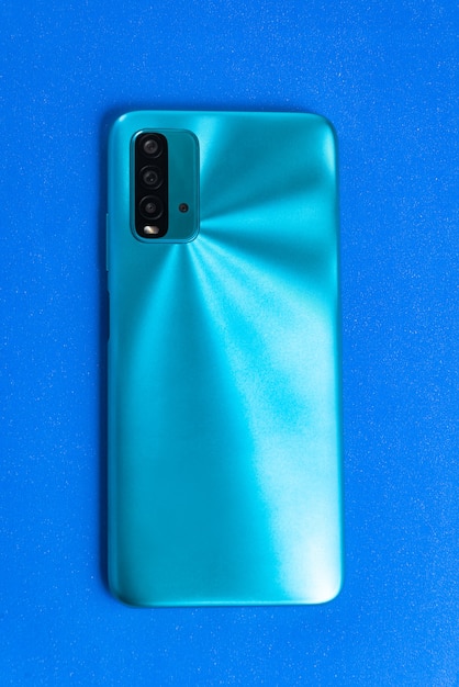 Nuevo teléfono celular sobre fondo de colores