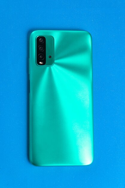 Nuevo teléfono celular sobre fondo de colores