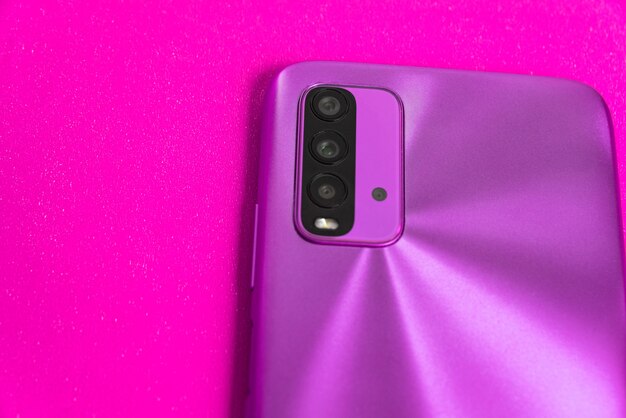 Nuevo teléfono celular sobre fondo de colores