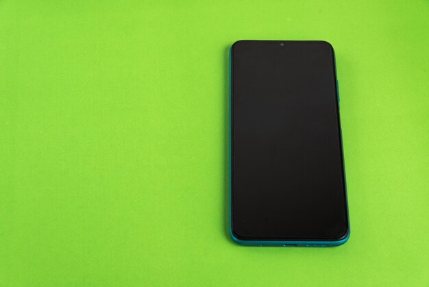 Nuevo teléfono celular sobre fondo de colores