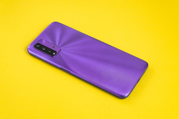 Nuevo teléfono celular sobre fondo de colores