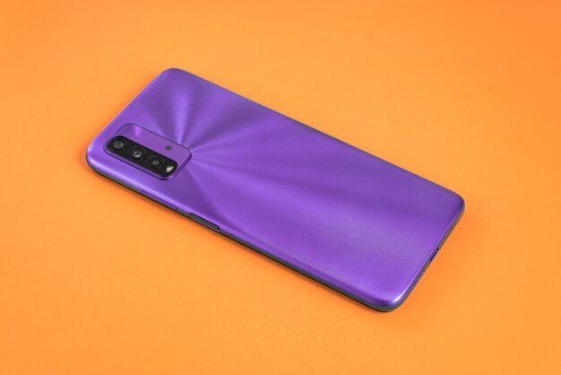 Nuevo teléfono celular sobre fondo de colores