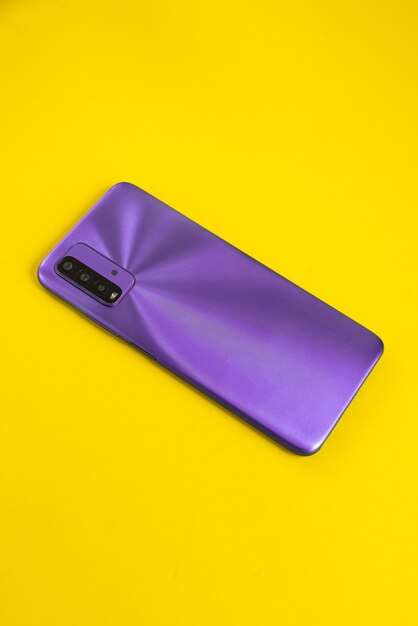 Nuevo teléfono celular sobre fondo de colores