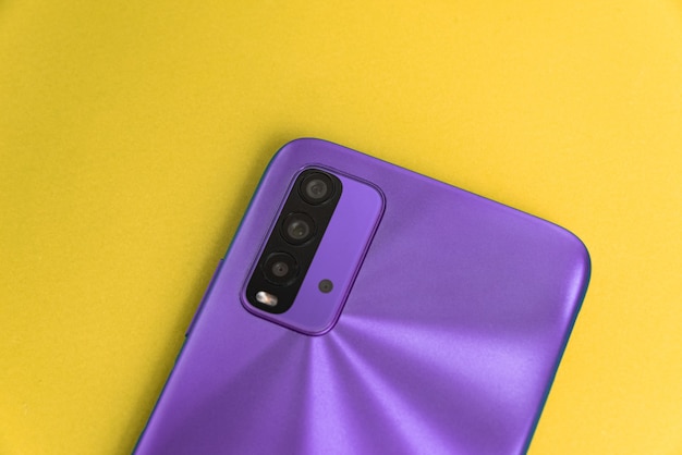 Nuevo teléfono celular sobre fondo de colores