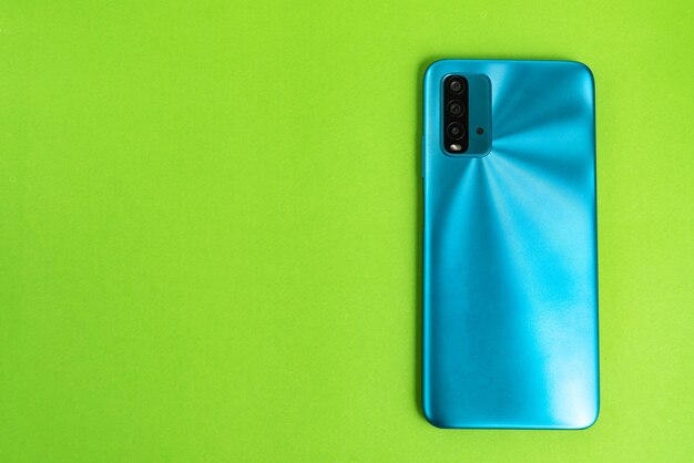 Nuevo teléfono celular sobre fondo de colores