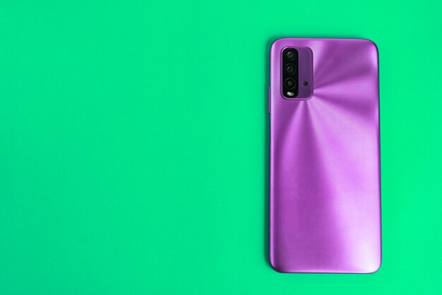 Nuevo teléfono celular sobre fondo de colores