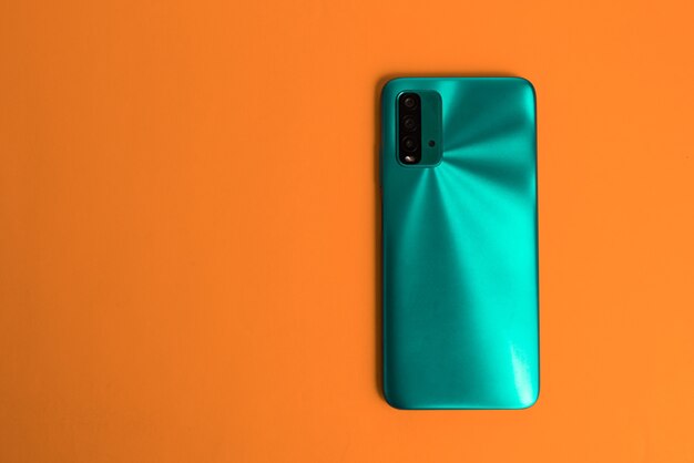 Nuevo teléfono celular sobre fondo de colores