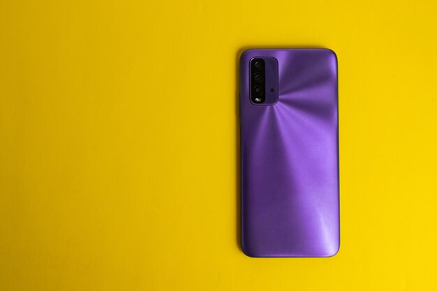 Nuevo teléfono celular sobre fondo de colores