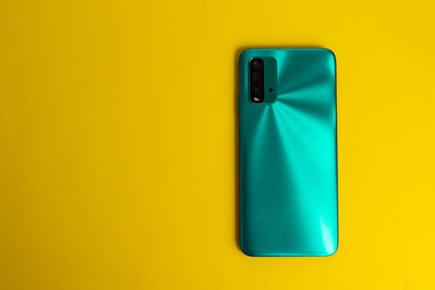 Nuevo teléfono celular sobre fondo de colores