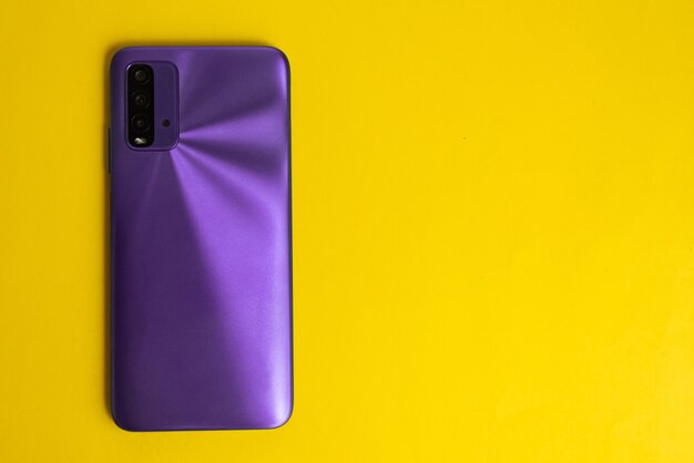 Nuevo teléfono celular sobre fondo de colores