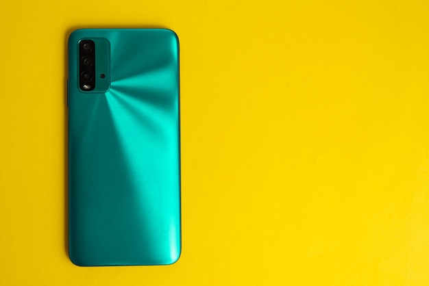 Nuevo teléfono celular sobre fondo de colores