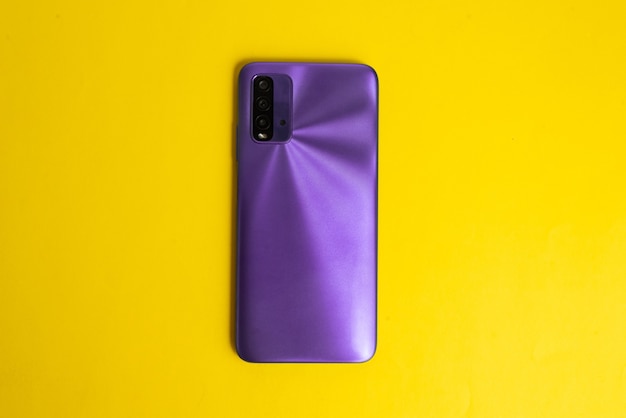 Nuevo teléfono celular sobre fondo de colores