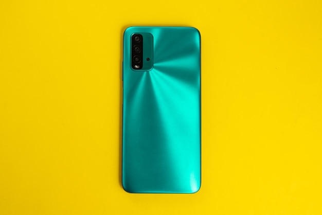 Nuevo teléfono celular sobre fondo de colores