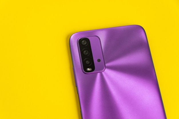 Nuevo teléfono celular sobre fondo de colores