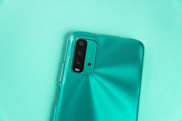 Nuevo teléfono celular sobre fondo de colores