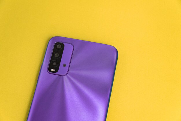 Nuevo teléfono celular sobre fondo de colores