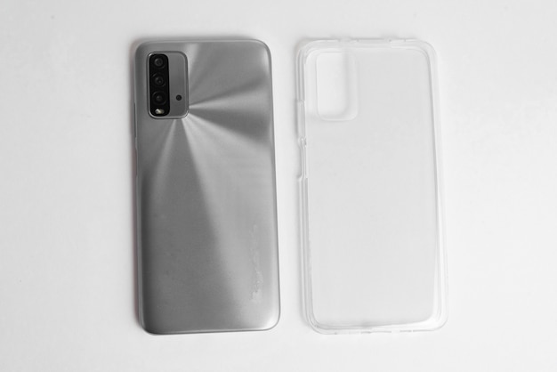 Foto gratuita nuevo teléfono móvil con tapa transparente sobre fondo blanco aislado
