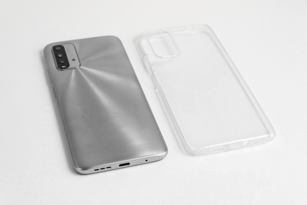 Nuevo teléfono móvil con tapa transparente sobre fondo blanco aislado