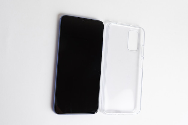 Nuevo teléfono móvil con tapa transparente sobre fondo blanco aislado