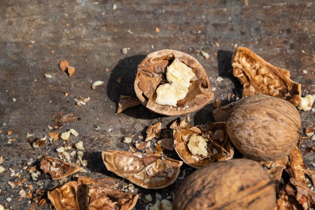 Nuez picada en una tabla de cortar de madera