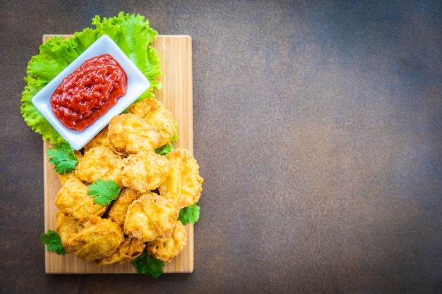 Foto gratuita nugget de carne de pollo frito