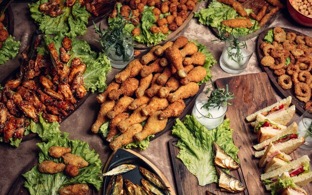 Nugget Heaven con muslos de pollo, albóndigas de pollo, aros de cebolla, alitas de pollo marinadas